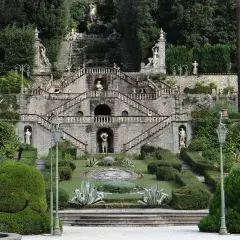 Giardini di collodi paese con scalinate barocche, statue e siepi curate.