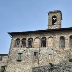 Antico palazzo con torre campanaria a Bibbiena. Cosa vedere: l'architettura storica e le finestre ad arco.