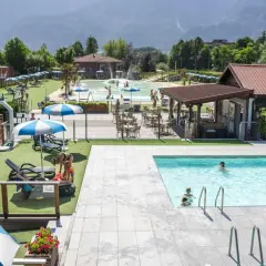 Villaggio vacanze con piscine, scivoli d'acqua e aree relax. Perfetto per famiglie al lago Levico camping village.