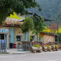 Bar Azzurro, un luogo accogliente per il tuo camping a Ledro. Noleggia e-bike e goditi la natura.