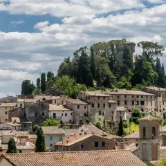 Panoramica di Cetona, borgo toscano con case in pietra e torri, un luogo incantevole da esplorare.