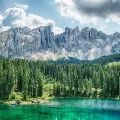 Lago di Carezza, un gioiello del Val di Fiemme cosa vedere. Montagne maestose, boschi di abeti e acque cristalline.