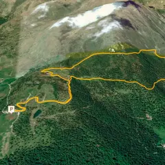 Percorso escursionistico con sentiero giallo che parte da un parcheggio (P) vicino a un laghetto, sale verso la malga Casapinello e prosegue tra boschi e montagne.