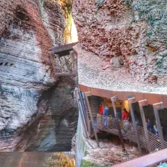Sentiero attrezzato nell'orrido di Ponte Alto, tra rocce stratificate e passerelle metalliche.