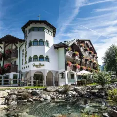 Kristiania Pure Nature Hotel & Spa, un'oasi di pace con un ruscello e fiori colorati.