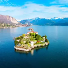 Isola Bella, uno dei gioielli dei laghi italiani, con il suo palazzo e giardini terrazzati che emergono dal blu intenso del lago.
