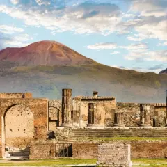 Rovine antiche di Pompei con il Vesuvio sullo sfondo. Un luogo imperdibile per scoprire cosa vedere a Pompei.