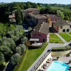 Un borgo toscano con piscina e ulivi. Scopri cosa vedere a Palaia, un luogo incantevole tra colline verdi e architetture suggestive.
