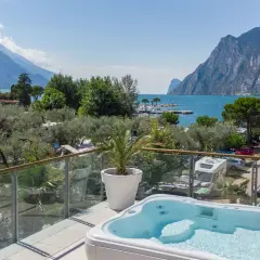 Vista da un idromassaggio su un camping Maroadi con lago e montagne.