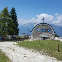 Rifugio sul monte Finonchio, con ciclisti e mountain bike pronti per l'avventura.