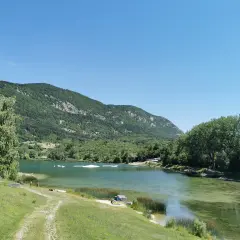 Il **lago di Terlago** è un luogo idilliaco con acque cristalline, montagne verdi e un cielo azzurro. Perfetto per rilassarsi e godersi la natura.
