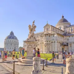 Piazza dei Miracoli a Pisa, con il Duomo e il Battistero. Perfetto per scoprire cosa ver en Pisa, tra turisti e monumenti.