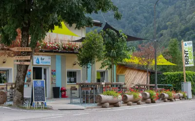 Bar Azzurro, un luogo accogliente per il tuo camping a Ledro. Noleggia e-bike e goditi la natura.