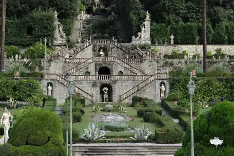 Giardini di collodi paese con scalinate barocche, statue e siepi curate.