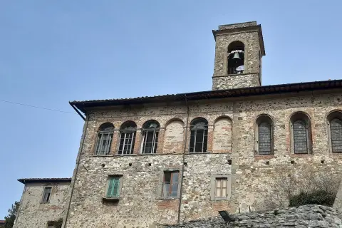 Antico palazzo con torre campanaria a Bibbiena. Cosa vedere: l'architettura storica e le finestre ad arco.