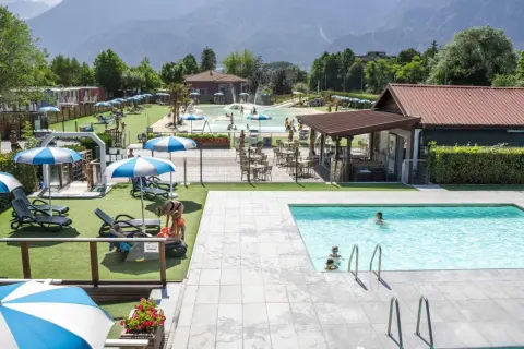 Villaggio vacanze con piscine, scivoli d'acqua e aree relax. Perfetto per famiglie al lago Levico camping village.