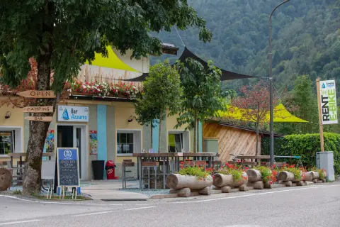 Bar Azzurro, un luogo accogliente per il tuo camping a Ledro. Noleggia e-bike e goditi la natura.