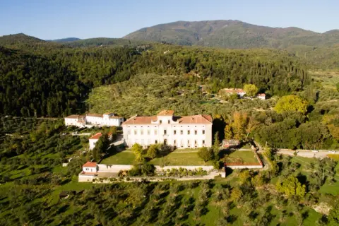 Villa rinascimentale immersa nel verde, con uliveti e boschi, nel comune di Montemurlo.