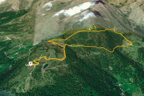 Percorso escursionistico con sentiero giallo che parte da un parcheggio (P) vicino a un laghetto, sale verso la malga Casapinello e prosegue tra boschi e montagne.