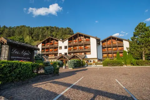 Residence Lagorai, un'accogliente struttura con balconi fioriti, immersa nel verde alpino.