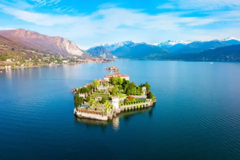 Isola Bella, uno dei gioielli dei laghi italiani, con il suo palazzo e giardini terrazzati che emergono dal blu intenso del lago.