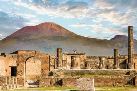 Rovine antiche di Pompei con il Vesuvio sullo sfondo. Un luogo imperdibile per scoprire cosa vedere a Pompei.