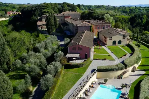 Un borgo toscano con piscina e ulivi. Scopri cosa vedere a Palaia, un luogo incantevole tra colline verdi e architetture suggestive.
