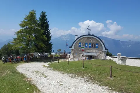 Rifugio sul monte Finonchio, con ciclisti e mountain bike pronti per l'avventura.