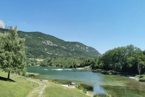 Il **lago di Terlago** è un luogo idilliaco con acque cristalline, montagne verdi e un cielo azzurro. Perfetto per rilassarsi e godersi la natura.