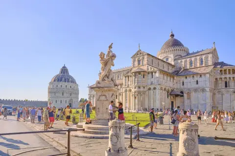 Piazza dei Miracoli a Pisa, con il Duomo e il Battistero. Perfetto per scoprire cosa ver en Pisa, tra turisti e monumenti.