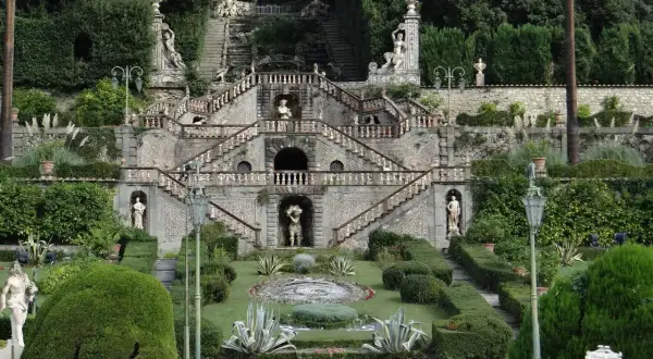 Giardini di collodi paese con scalinate barocche, statue e siepi curate.