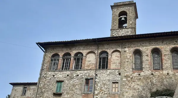 Antico palazzo con torre campanaria a Bibbiena. Cosa vedere: l'architettura storica e le finestre ad arco.