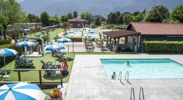 Villaggio vacanze con piscine, scivoli d'acqua e aree relax. Perfetto per famiglie al lago Levico camping village.