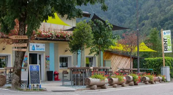 Bar Azzurro, un luogo accogliente per il tuo camping a Ledro. Noleggia e-bike e goditi la natura.