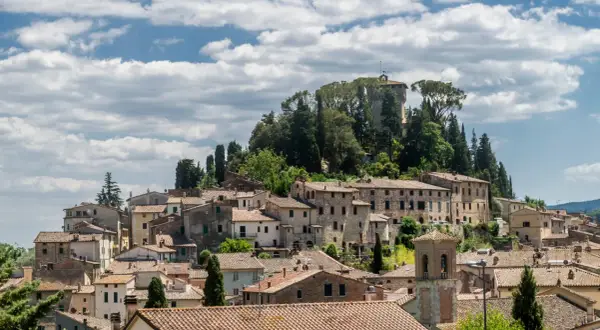 Panoramica di Cetona, borgo toscano con case in pietra e torri, un luogo incantevole da esplorare.