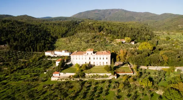Villa rinascimentale immersa nel verde, con uliveti e boschi, nel comune di Montemurlo.