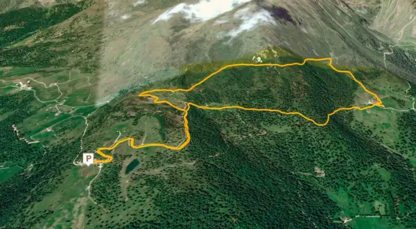 Percorso escursionistico con sentiero giallo che parte da un parcheggio (P) vicino a un laghetto, sale verso la malga Casapinello e prosegue tra boschi e montagne.