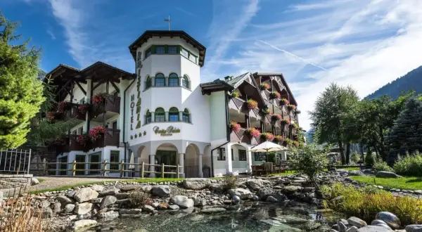 Kristiania Pure Nature Hotel & Spa, un'oasi di pace con un ruscello e fiori colorati.