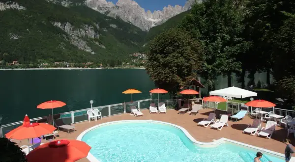 Piscina con vista sul lago e montagne, ideale per rilassarsi al Lago Park Hotel Molveno.