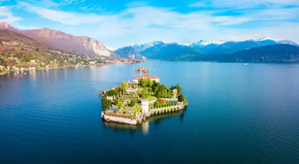 Isola Bella, uno dei gioielli dei laghi italiani, con il suo palazzo e giardini terrazzati che emergono dal blu intenso del lago.