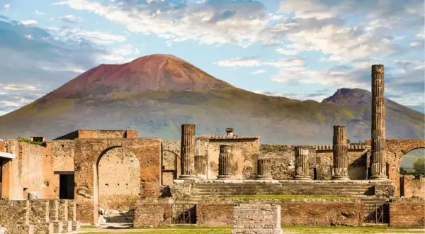 Rovine antiche di Pompei con il Vesuvio sullo sfondo. Un luogo imperdibile per scoprire cosa vedere a Pompei.