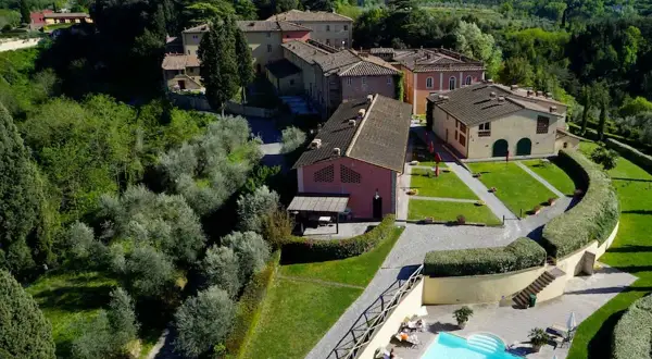 Un borgo toscano con piscina e ulivi. Scopri cosa vedere a Palaia, un luogo incantevole tra colline verdi e architetture suggestive.