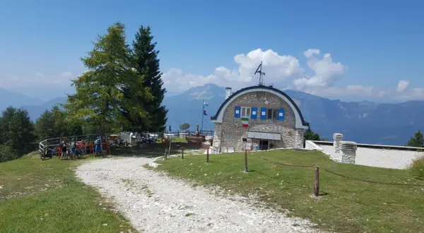 Rifugio sul monte Finonchio, con ciclisti e mountain bike pronti per l'avventura.