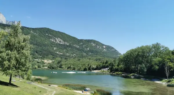 Il **lago di Terlago** è un luogo idilliaco con acque cristalline, montagne verdi e un cielo azzurro. Perfetto per rilassarsi e godersi la natura.
