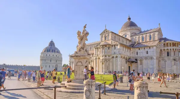 Piazza dei Miracoli a Pisa, con il Duomo e il Battistero. Perfetto per scoprire cosa ver en Pisa, tra turisti e monumenti.