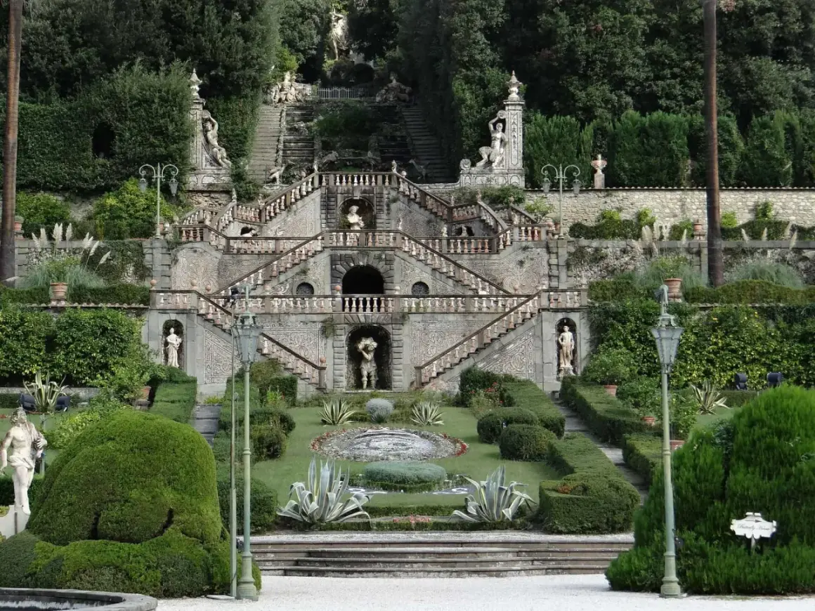 Giardini di collodi paese con scalinate barocche, statue e siepi curate.