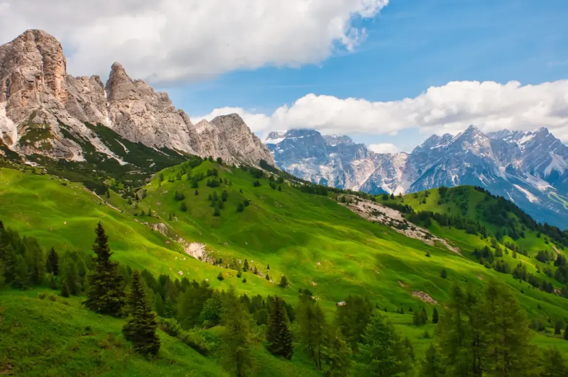 Verdi pendii montani con cime rocciose e innevate, perfetti per un'idea di **3 giorni in montagna dove andare**.