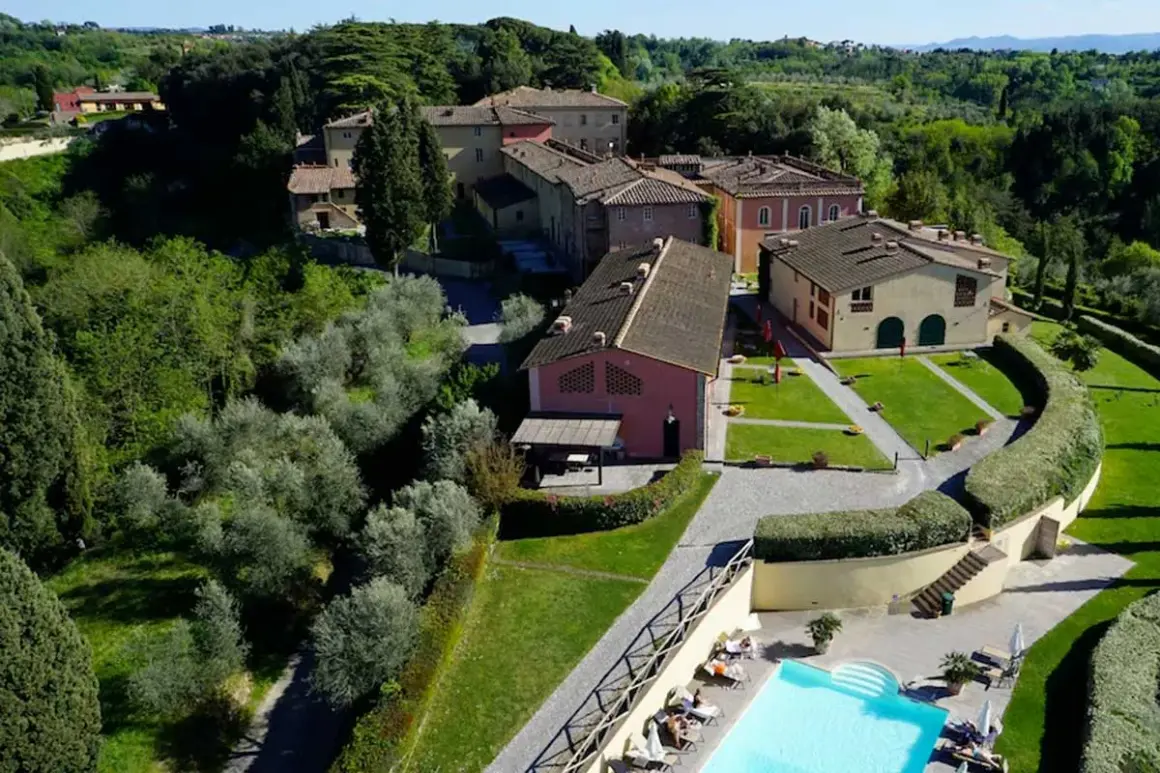 Un borgo toscano con piscina e ulivi. Scopri cosa vedere a Palaia, un luogo incantevole tra colline verdi e architetture suggestive.