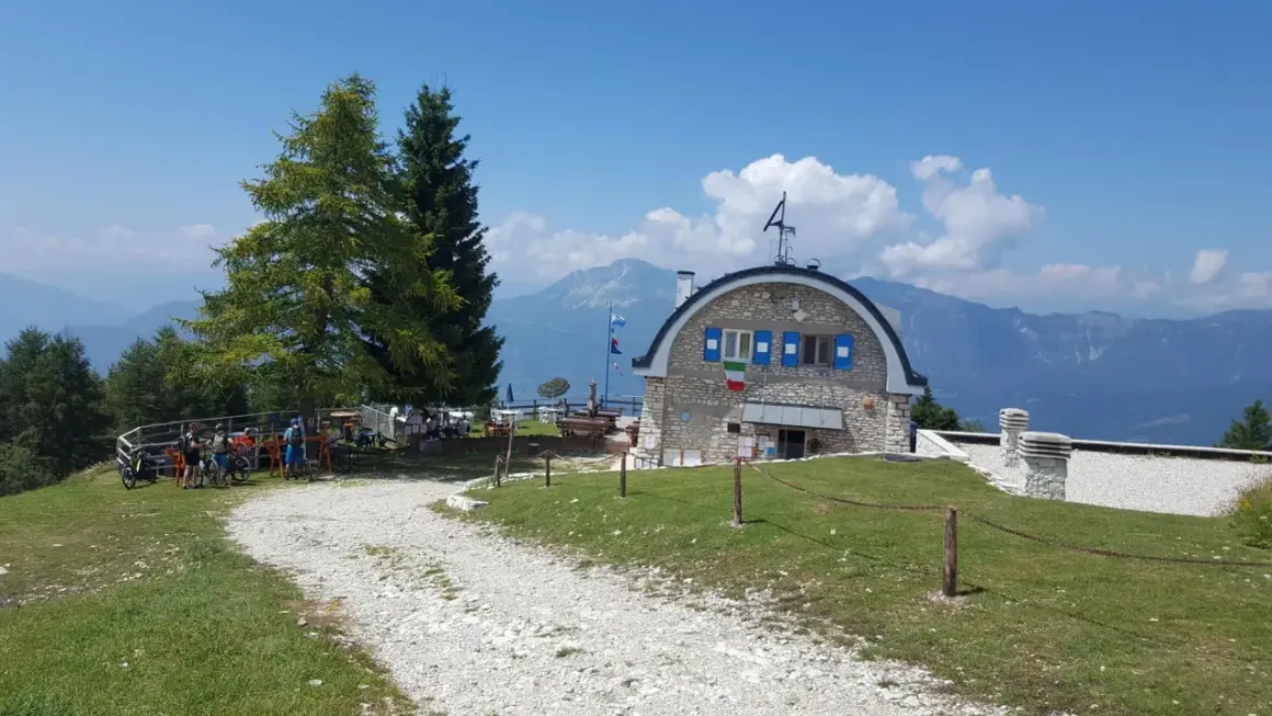 Rifugio sul monte Finonchio, con ciclisti e mountain bike pronti per l'avventura.