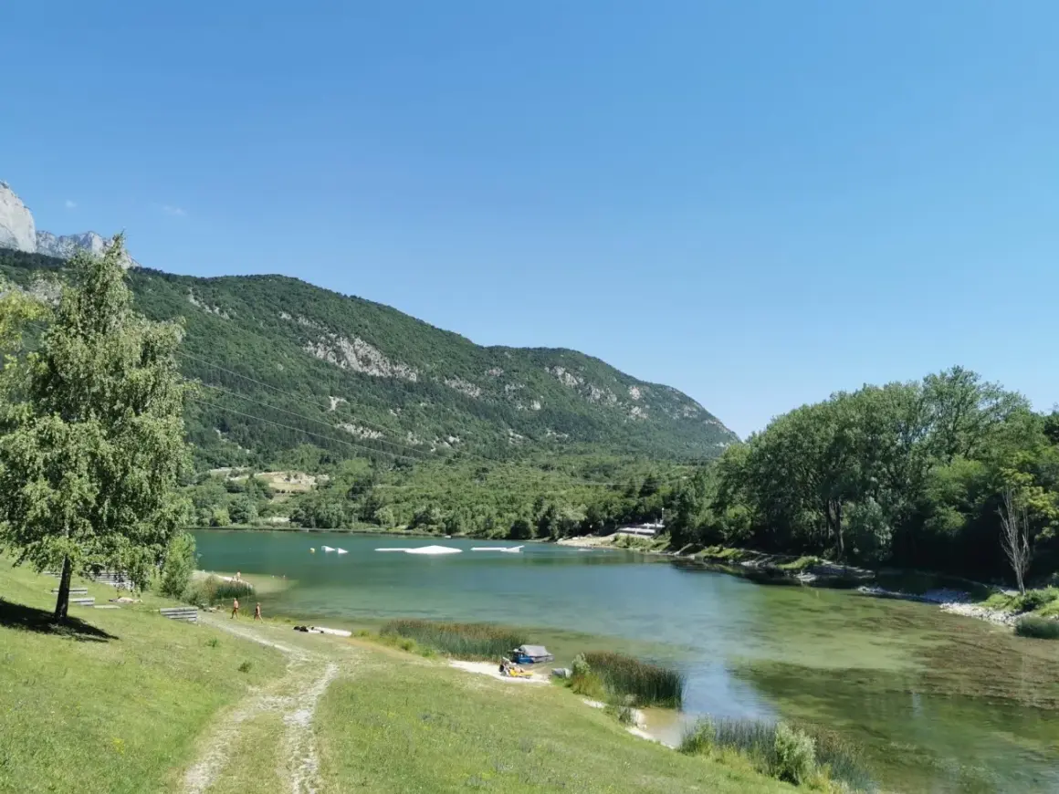 Il **lago di Terlago** è un luogo idilliaco con acque cristalline, montagne verdi e un cielo azzurro. Perfetto per rilassarsi e godersi la natura.